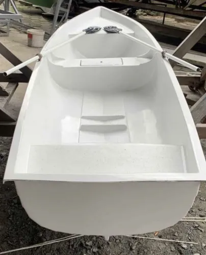 Bote de pesca e passeio feito de fibra novo