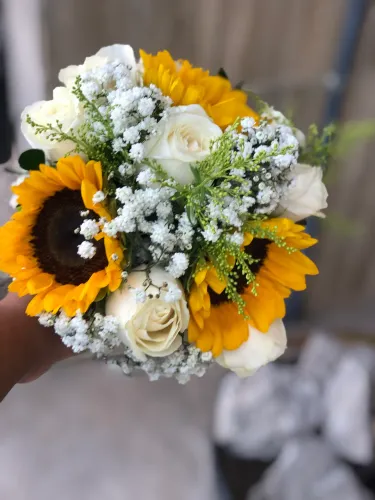 Buquê de noiva , buquê de girassol , buquê para noiva , buquê de rosas brancas 