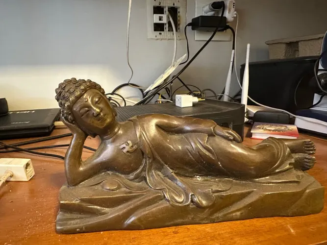 Estátua de Buda deitado em bronze