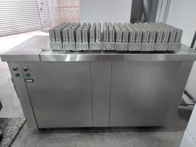 Maquina picoleteira, com 10  formas e extratores e alinhador de palito * 