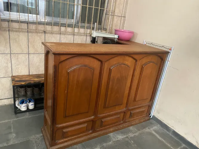 Móvel de canto com 3 banquetas