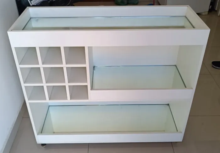 Bar de madeira com prateleira de vidro