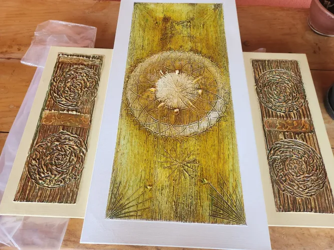 Telas com pinturas em alto relevo. 