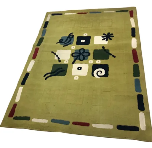 tapete semi novo decorativo, em tons de verde-Medidas:2,05 x 1,50