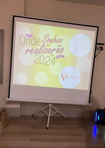 Tela de Projeção com tripé Multi 97 Polegadas 