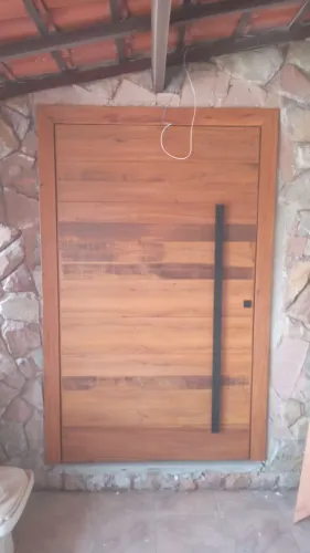 Porta pivotante em madeira de demolição completa e instalada