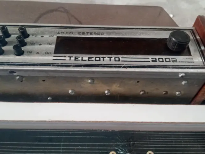 Som antigo Teleotto toca disco AM/FM Estéreo