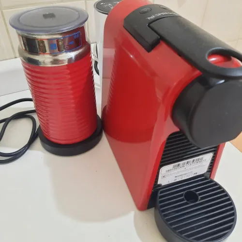 Nespresso Essenza Mini Vermelha+ Maquina de Café + Aeroccino 3