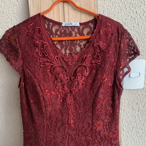 vestido de festa rendado na cor marsala tamanho M