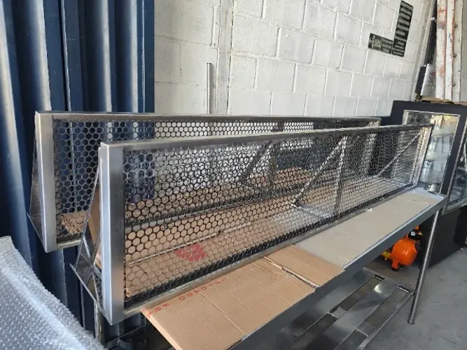 Prateleira Suspensa em Aço Inox 1,90m, Mão Francesa, Design Industrial Anticorrosivo