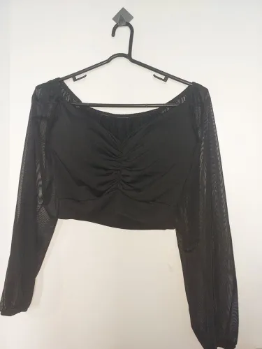 Top preto com bojo e manga de tela
