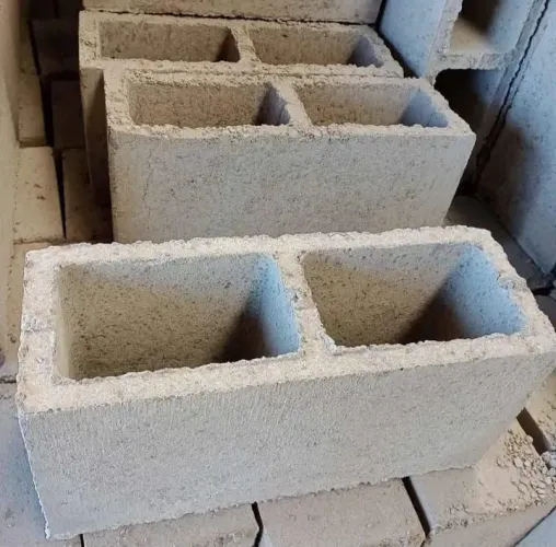 Bloco concreto vazado 14x19x39cm só R$1,80. a unidade, leia o anúncio.