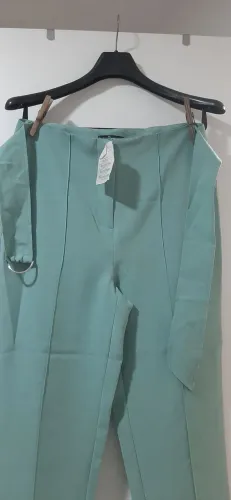 calça alfaitaria com fivela em tecido na cor verde claro aquamar