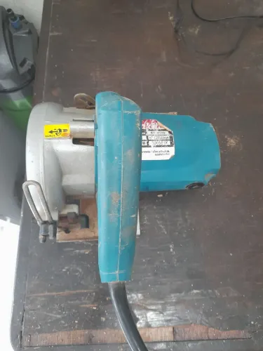 Vendo serra mármore Makita, Obs; com defeito ( Queimada) para retirada de peças 