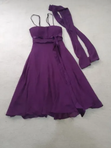 Vestido de festa roxo.