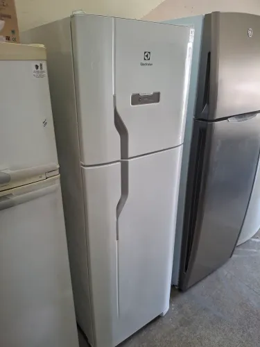 Geladeira semi nova 220v