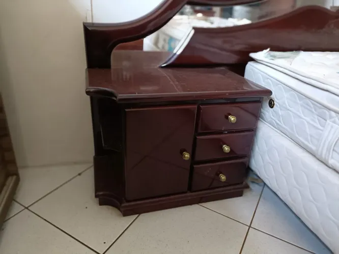 Cabeceira com 1 criado, em mogno maciça, usada