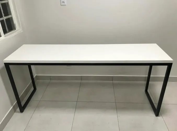 Mesa de estudos industrial com tampo branco