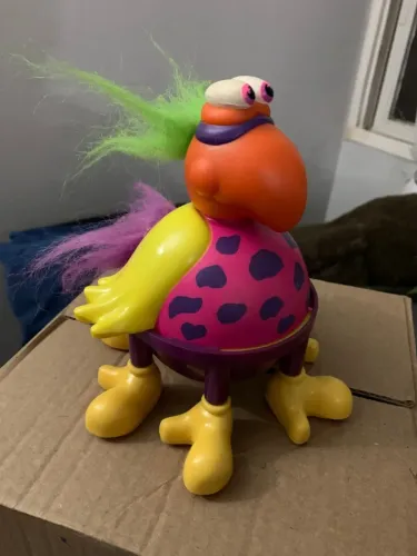 Boneco que treme e anda