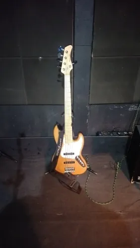 Contra baixo sire v7 5 cordas e Ibanez SR900FM 4 CORDAS