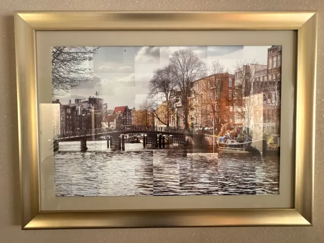 Lindo quadro com gravura emoldurada em bela moldura e com vidro