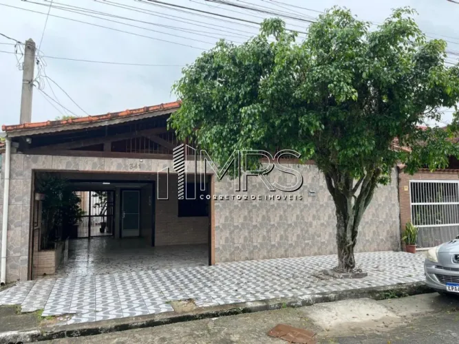 Espaçosa Casa à Venda no Ocian Praia Grande - 3 Quartos e Piscina