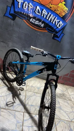 Bicicleta montada no quadro gios