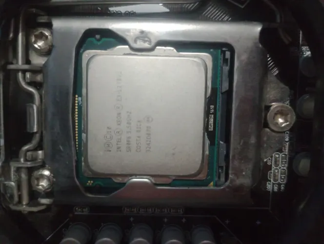 Placa mãe com processador XEON E3 - V2