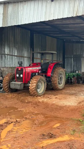 trator agrícola com grade Aradora 