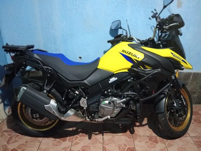 Vendo V-strom 650 2025/2026 moto sem detalhes.