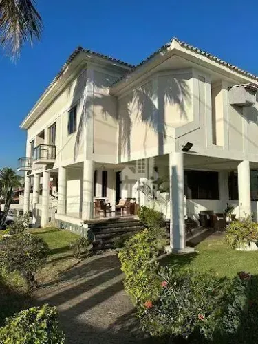 Casa de Alto Padrão em Camboinhas | 4 Quartos | Piscina