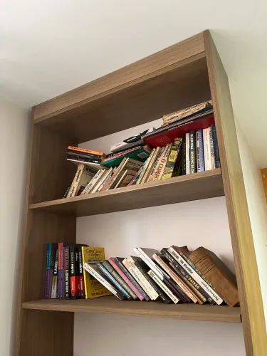 Estante de livros alta moderna