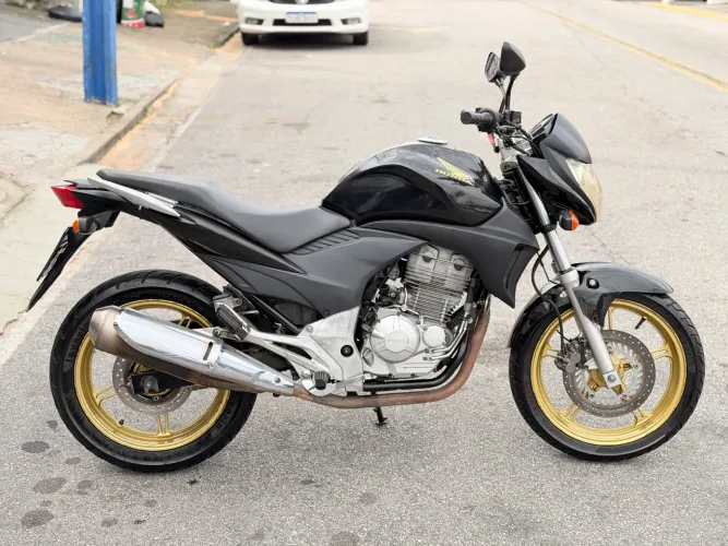 CB 300 2014 em bom estado!! Abaixo da fipe!! Motor ótimo!!