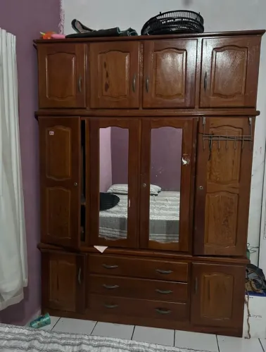 Guarda roupa de madeira maciça-6 portas