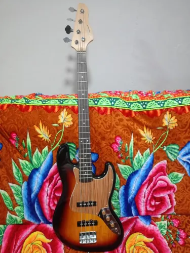 JAZZ BASS GIANINNI 4 CORDAS, VAI COM CAPA.