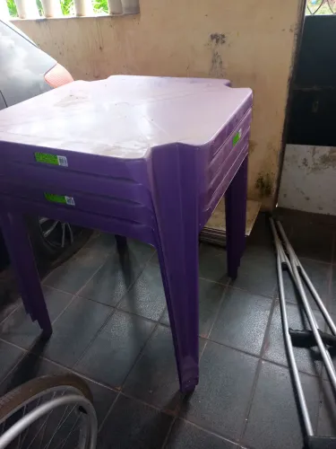 Vendo 4 mesa lilas e 5 cadeira preta