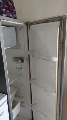Vende se uma geladeira