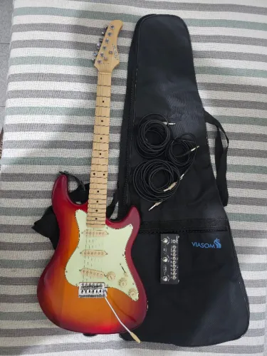 Kit guitarra Strinberg STS100 Cherry Burst + capa + cabos + pedaleira Cube Baby + cubo