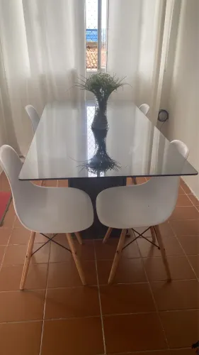 Mesa com tampo de vidro e cadeiras