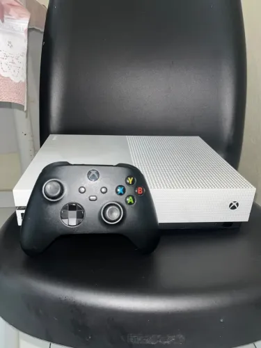 Xbox one s, com um controle original é um par de grips 