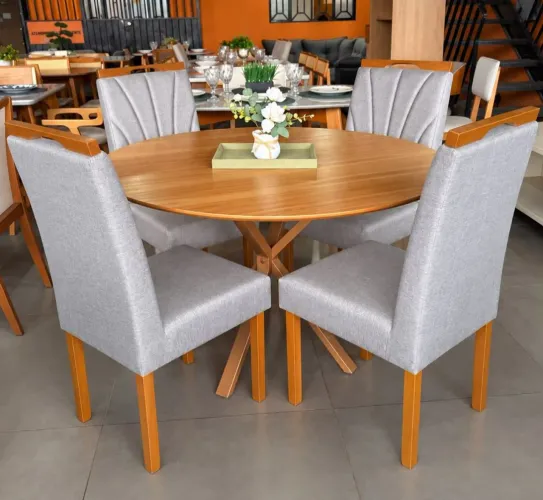 Mesa de jantar redonda em.madeira maciça com 4 cadeiras