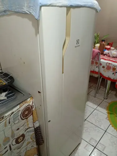 Vende-se uma geladeira com defeito