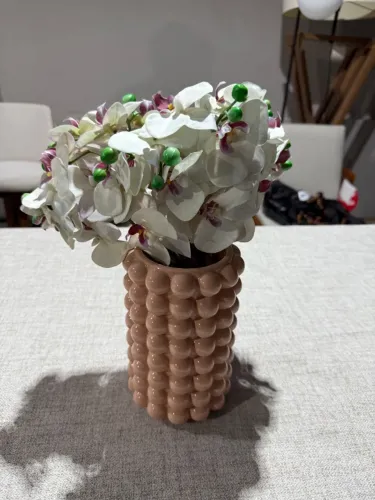 Vaso com orquídeas artificiais