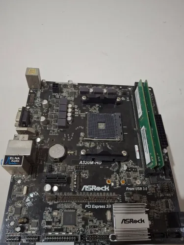 Placa mãe Micro ATX com 8GB de RAM