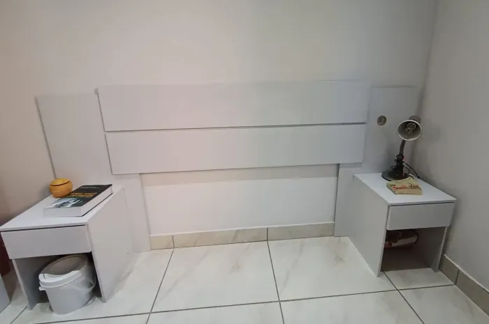 Cabeceira Casal Extensível Branca + 2 Mesas de Cabeceira (Perfeito Estado)