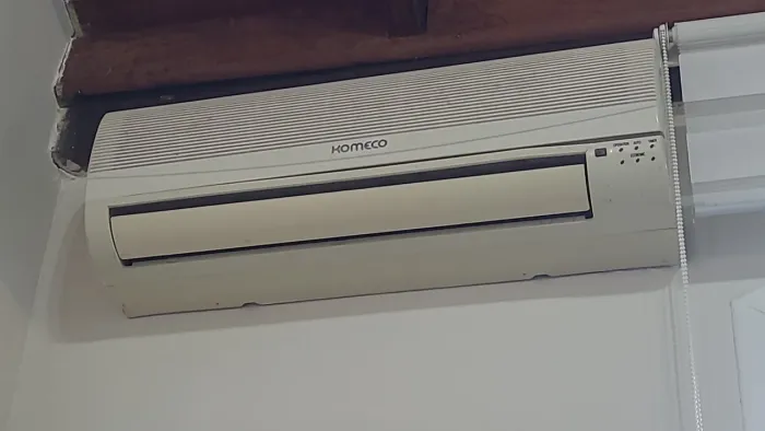 Ar condicionado Komeco com defeito