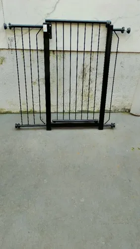 Portão para pet preto, largura 76 cm, altura 84cm, isso sem extensão.