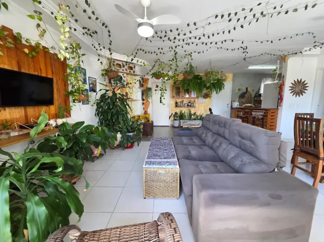 Apartamento próximo à praia com sacada Pitangueiras Guarujá