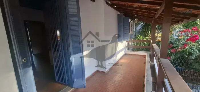 CASA ASSOBRADADA NA ÁGUA BRANCA COM 5 VAGAS DE GARAGEM, 1 SALÃO, 2 SALAS, 3 DORMITÓRIOS