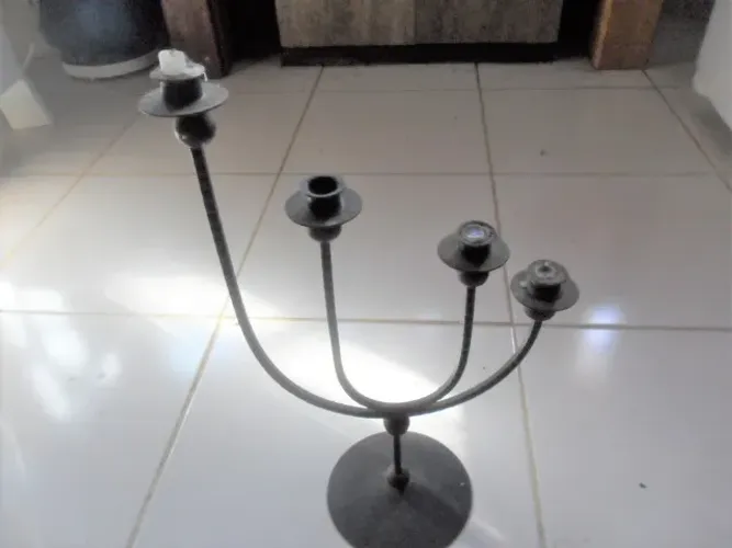 Castiçal antigo em ferro maciço para 4 velas